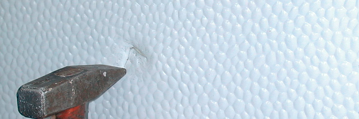 Una abolladura de caravana se hace con un martillo