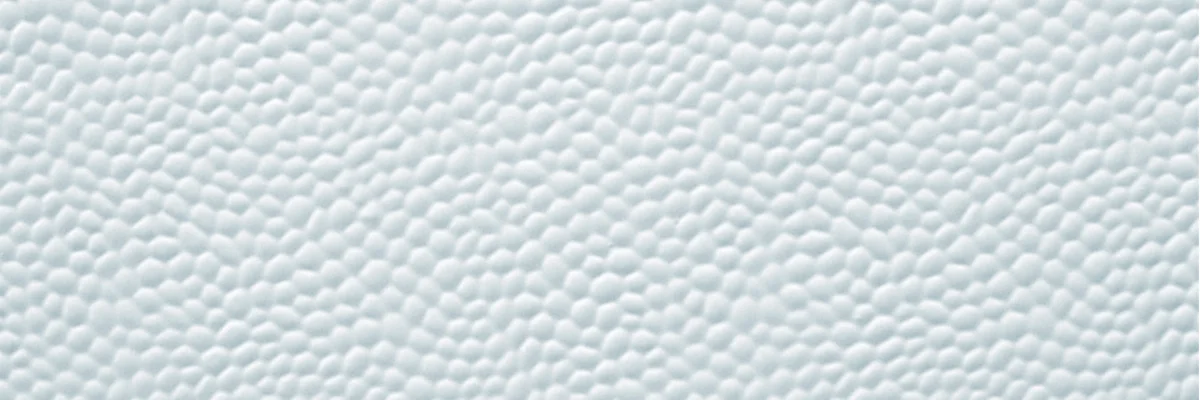 Die reparierte Oberfläche des Wohnwagens nach dem Anstrich