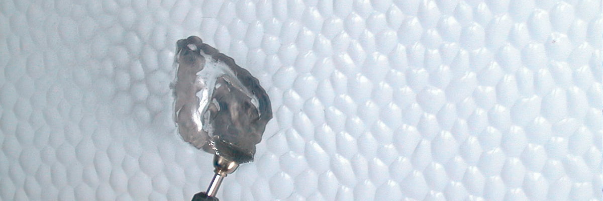 Limar la abolladura de la caravana para prepararla para la reparación