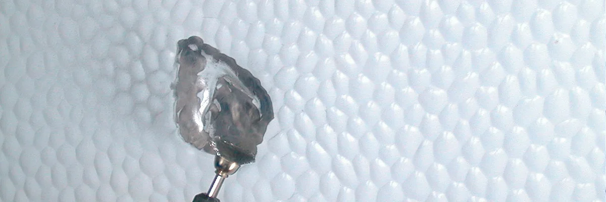 Ausbeulen des Wohnwagens zur Vorbereitung auf die Reparatur