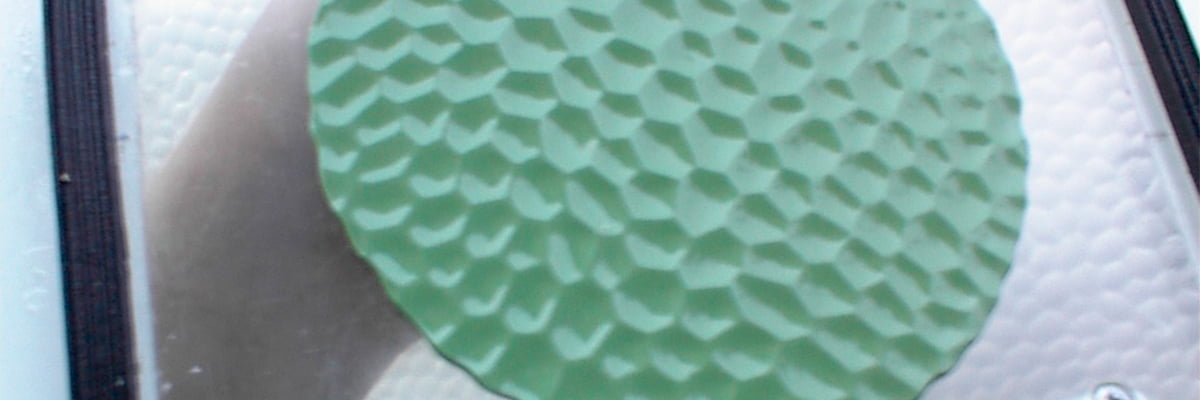 Reparación de la superficie de una caravana en la que se ha tomado un molde de la textura de la caravana