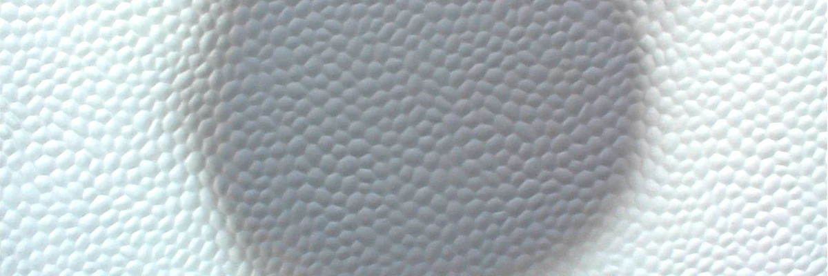 Das Loch im Wohnwagen wird mit der Form gefüllt und die Oberfläche wird vor dem Auftragen der Farbe geschliffen.